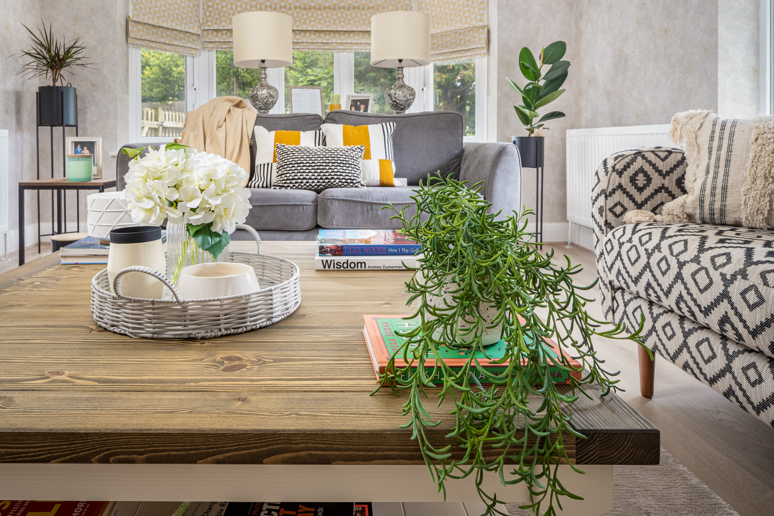 living room design, natural materials, wood, linen, plants, pattern, texture, colourful accessories, cushions, rugs, sofa, window treatment, country styled home